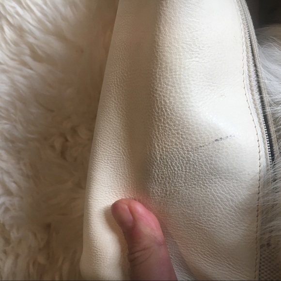 Chanel cream quilted bag GHW worn - Picture 5 of 10